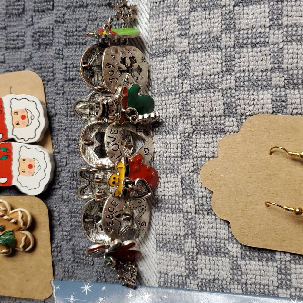 Christmas Jewelry 7 Pc Bundle. Santa Theme Earrings Bracelet Pin Necklace Vintag - Picture 9 of 13